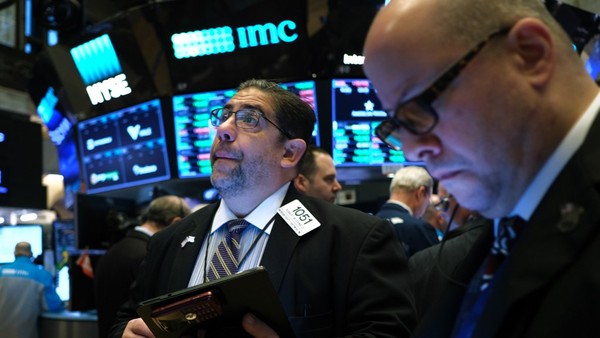 Giá dầu chạm 100 USD/thùng, Phố Wall lao dốc